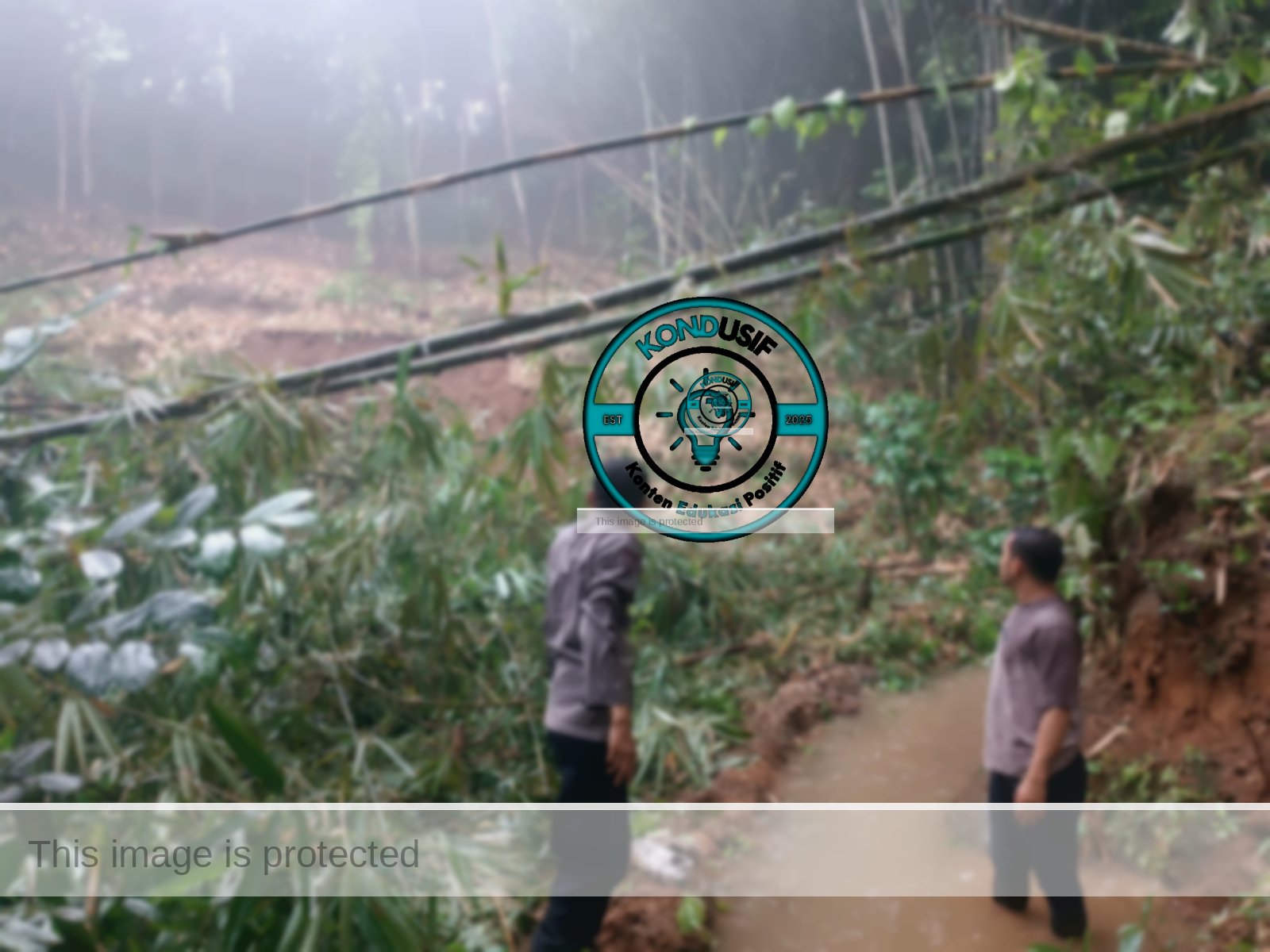 Polsek Kawali, Polres Ciamis, Polda Jawa Barat, merespons cepat kejadian tanah longsor yang terjadi di Dusun Sukamanah RT 028 RW 012, Desa Sindangsari, Kecamatan Kawali, Kabupaten Ciamis. foto : Rifa'i
