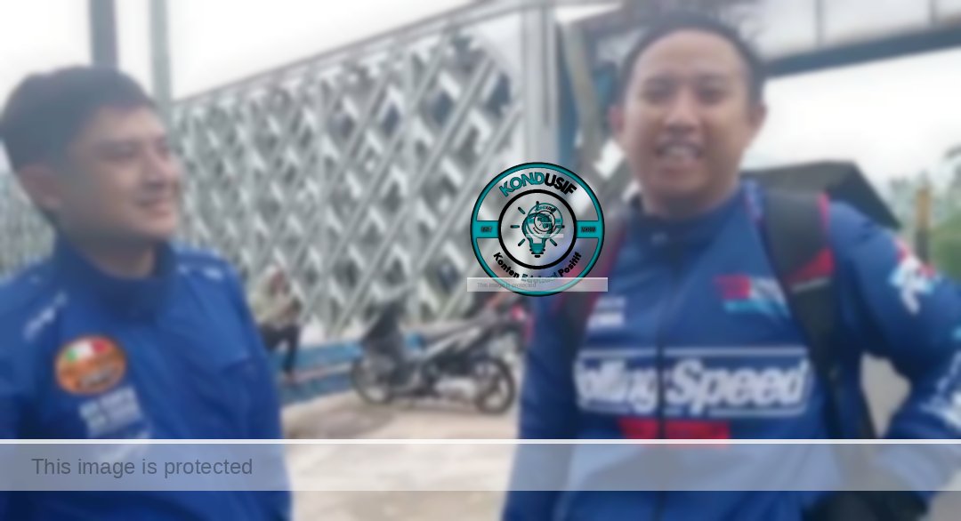 Sandi dan Irfan, dua pelancong asal Bandung yang melintasi Jembatan Cirahong. 