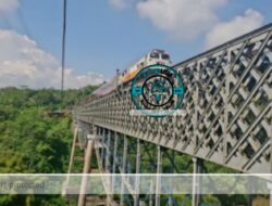KDM Sidak Jembatan Cirahong, Buktikan Motor Bisa Papasan Tanpa Penjaga Swadaya