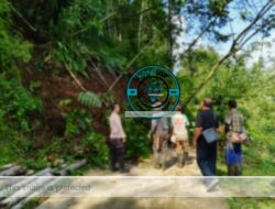 Bahu-membahu, Polisi dan Warga Ciamis Keroyok Material Longsor di Sukamanah