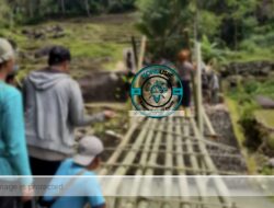 Jembatan di Pakenjeng Garut Putus Diterjang Hujan, Polisi-Warga Bangun Jembatan Darurat
