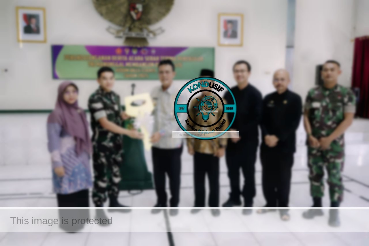 Penyerahan simbolis kunci fasilitas Mandi, Cuci, Kakus (MCK) oleh Komandan Kodim 0613 Ciamis, Letkol Inf. Antonius Ari Widiono, menyerahkan kunci tersebut kepada Bupati Ciamis, Herdiat Sunarya yang kemudian diteruskan langsung kepada Kepala Desa Sukamulya (foto:istimewa).