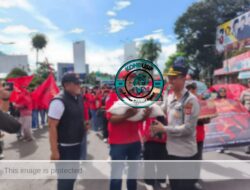 Jurus Humanis Polres Garut Kawal May Day: Bagikan Sembako hingga Snack ke Buruh