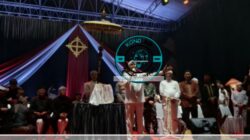 Gubernur Jawa Barat, Dedi Mulyadi (KDM) saat menyampaikan sambutan kegiatan Kirab Mahkota Binokasih Napak Tilas Pajajaran bertajuk 'Kawali Mulang ka Diri' di Astana Gede Kawali (dok:kondusif.com).
